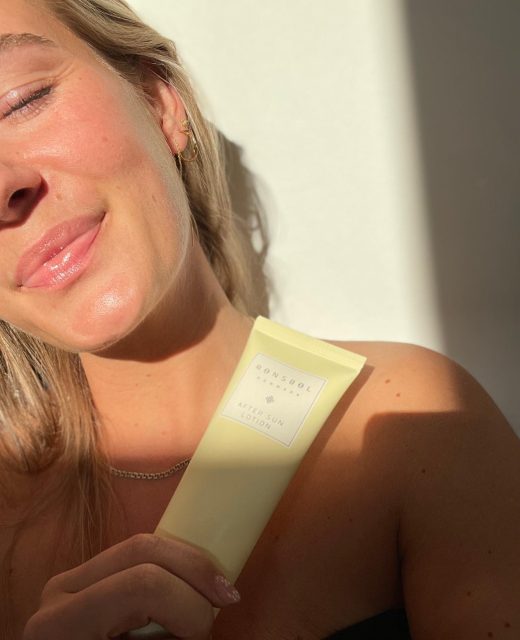 Swipe og se hvordan @trineravnborg forbereder sin hud på en lille solskinsbreak med vores forskellige solprodukter ☀️👉🏼⁠
⁠